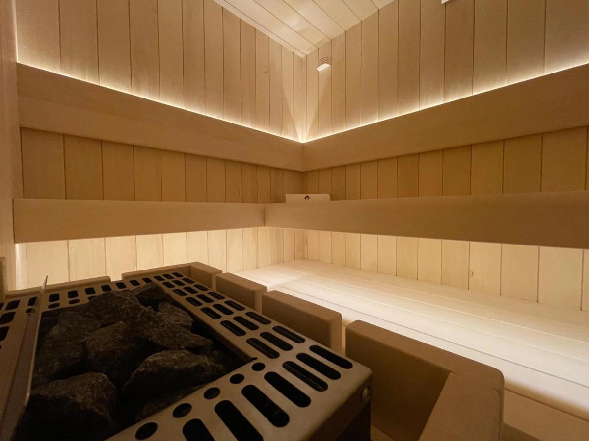 Chronická bolest zad a hloubkové teplo: Proč masáž nestačí a jak může pomoci finská sauna