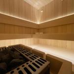 Chronická bolest zad a hloubkové teplo: Proč masáž nestačí a jak může pomoci finská sauna