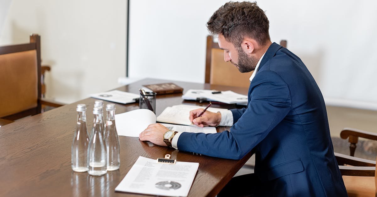 Cvičení v práci u stolu: jednoduché cviky pro aktivní pracovní den