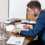 Cvičení v práci u stolu: jednoduché cviky pro aktivní pracovní den