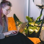 Únava z práce s počítačem: jak ji zvládnout a doplnit energii během pracovního dne